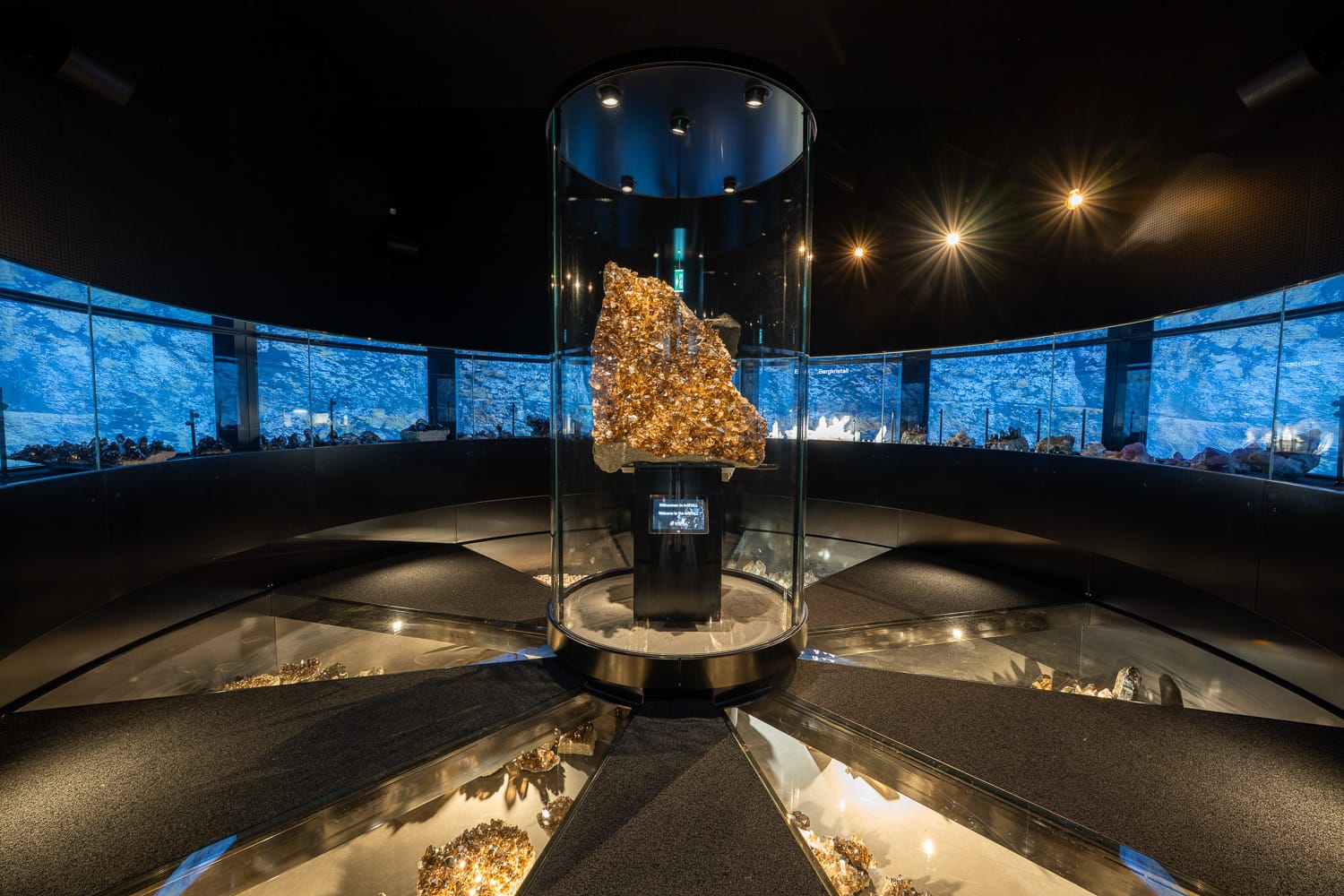 Einblick in kriSTALL Guttannen: Eine Erlebniswelt rund um Bergkristalle, untergebracht in einem 25 Quadratmeter grossen, historischen Stall im Berner Bergdorf Guttannen.
