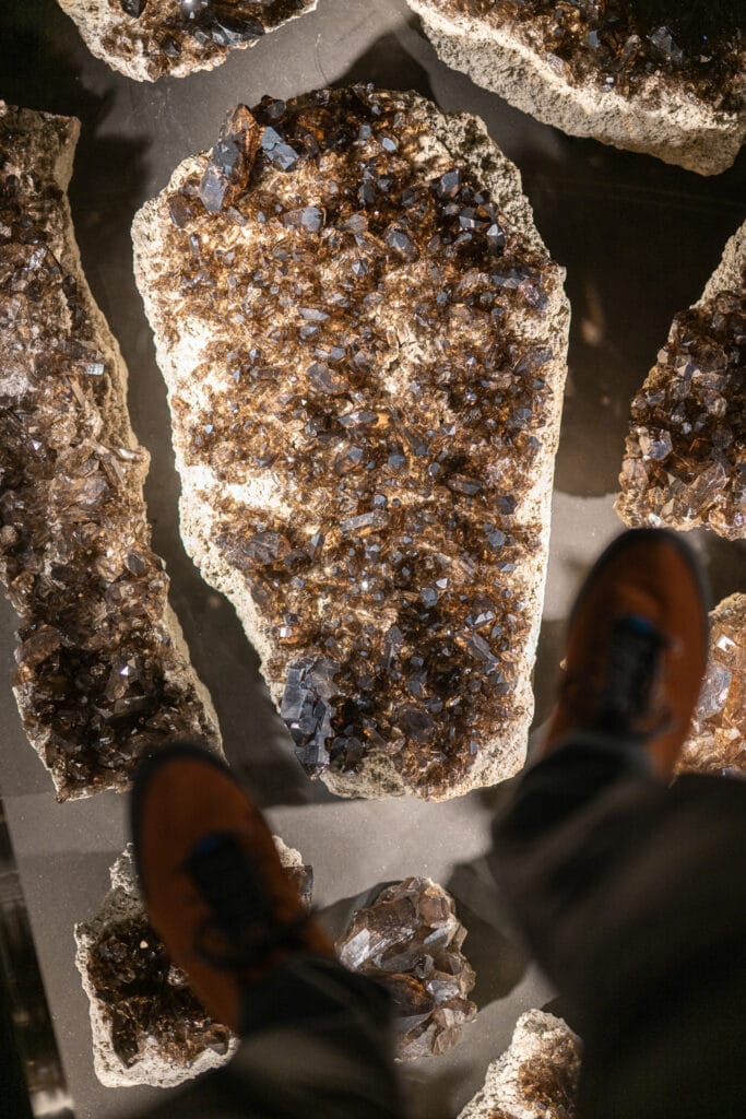 Unter Glas: Die Besuchenden im kriSTALL Guttannen, haben das Gefühl, über die einzigartigen Kristalle zu schweben.