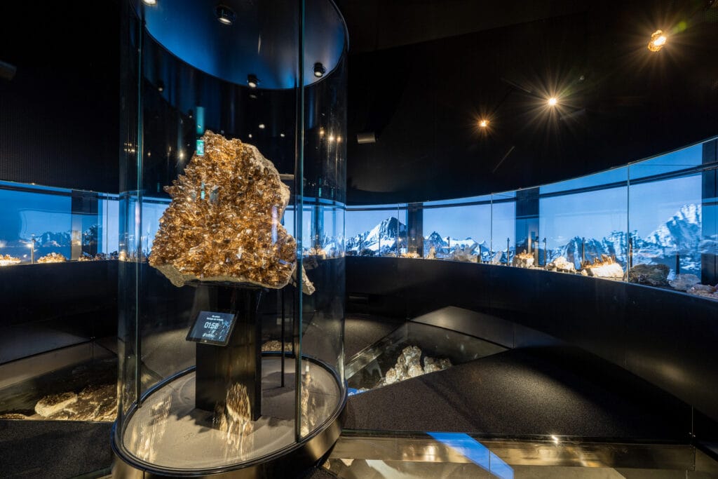 Einblick in kriSTALL Guttannen: Eine Erlebniswelt rund um Bergkristalle, untergebracht in einem 25 Quadratmeter grossen, historischen Stall im Berner Bergdorf Guttannen.