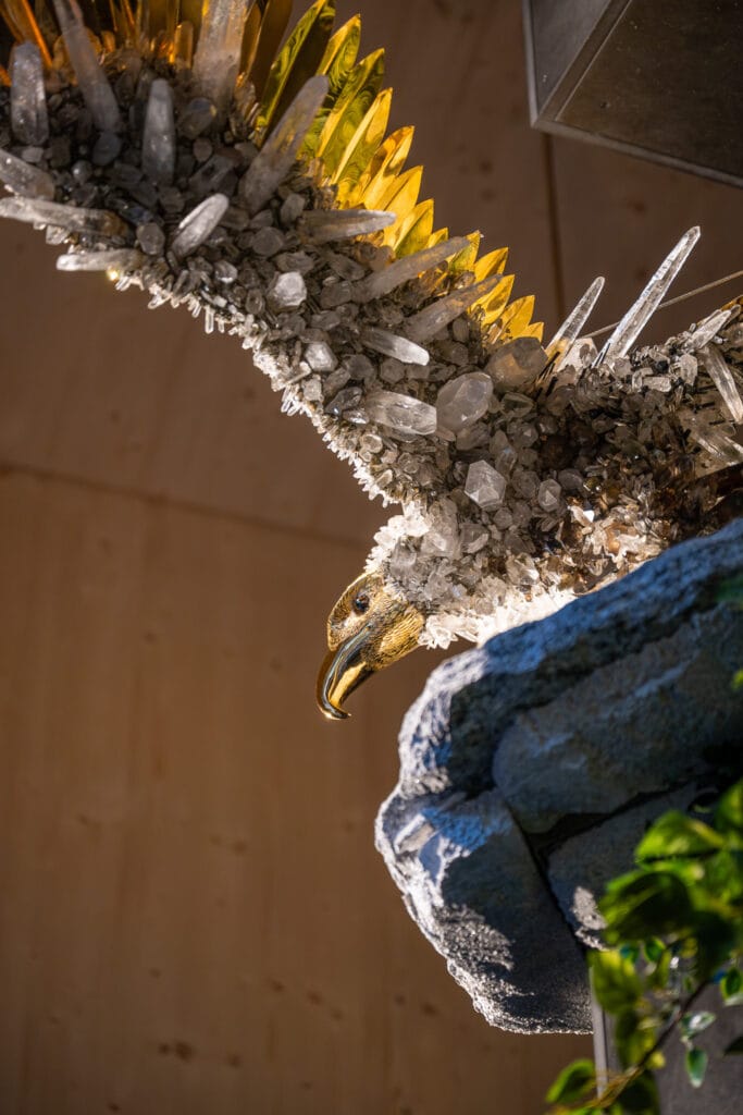 Der Adler aus Bergkristall, handgefertigt von KriSTALL-Vereinspräsident Sepp Haefliger, wacht über die Ausstellungsräume und begrüsst die Besuchenden.