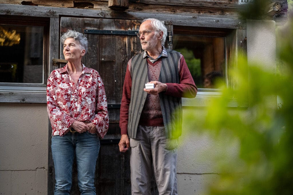 Katharina Rufibach, Vertreterin der Erbengemeinschaft Rufibach, der Leiheberin der einzigartigen Kristallsammlung, gemeinsam mit Sepp Häfliger, Vereinspräsident KriSTALL Guttannen, vor dem Eingang zur Erlebniswelt.