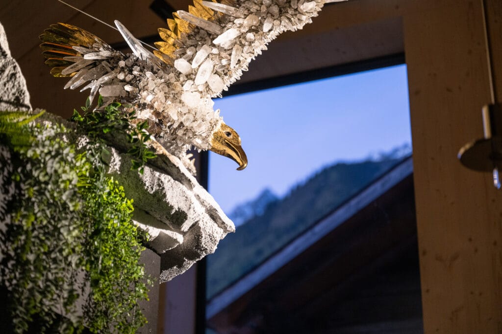 Er war schon in Abu Dhabi, Hongkong und Tucson, Arizona, USA, unterwegs: Der mächtige und trotzdem filigrane Adler aus Gold, Silber und Bergkristallen. Entworfen und gefertigt wurde er von Sepp Haefliger, Vereinspräsident KriSTALL Guttannen.
