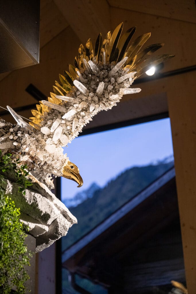 Er war schon in Abu Dhabi, Hongkong und Tucson, Arizona, USA, unterwegs: Der mächtige und trotzdem filigrane Adler aus Gold, Silber und Bergkristallen. Entworfen und gefertigt wurde er von Sepp Haefliger, Vereinspräsident KriSTALL Guttannen.